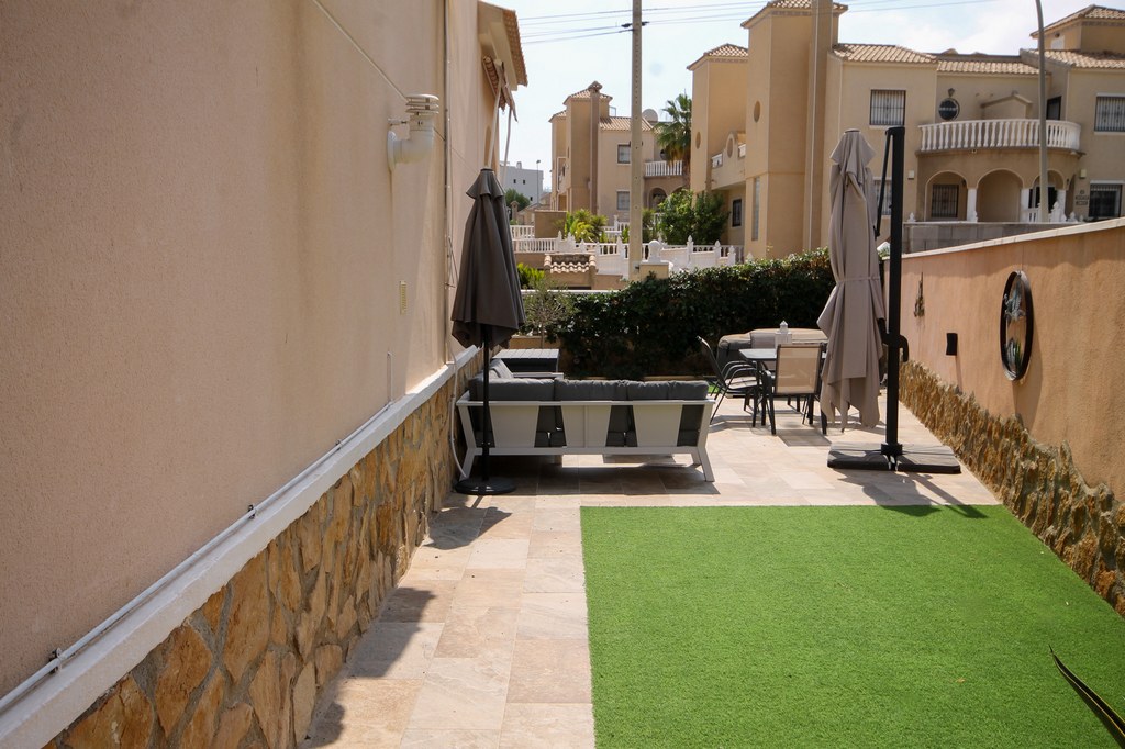For Sale - Beautifully presented 3 bed villa with communal pool -  - Alicante