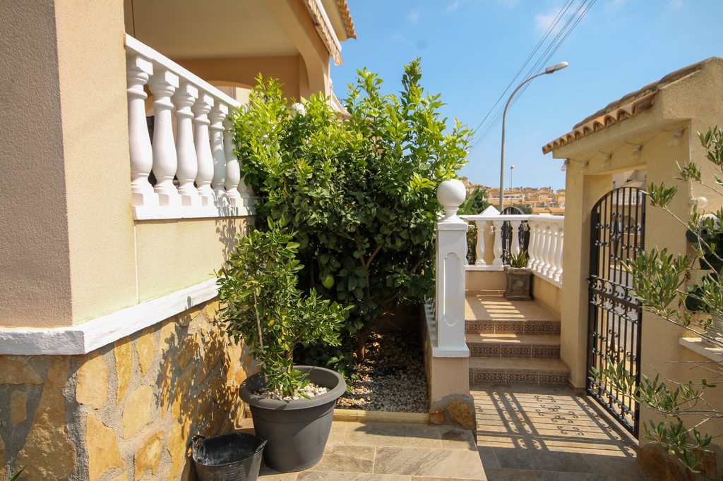 For Sale - Beautifully presented 3 bed villa with communal pool -  - Alicante