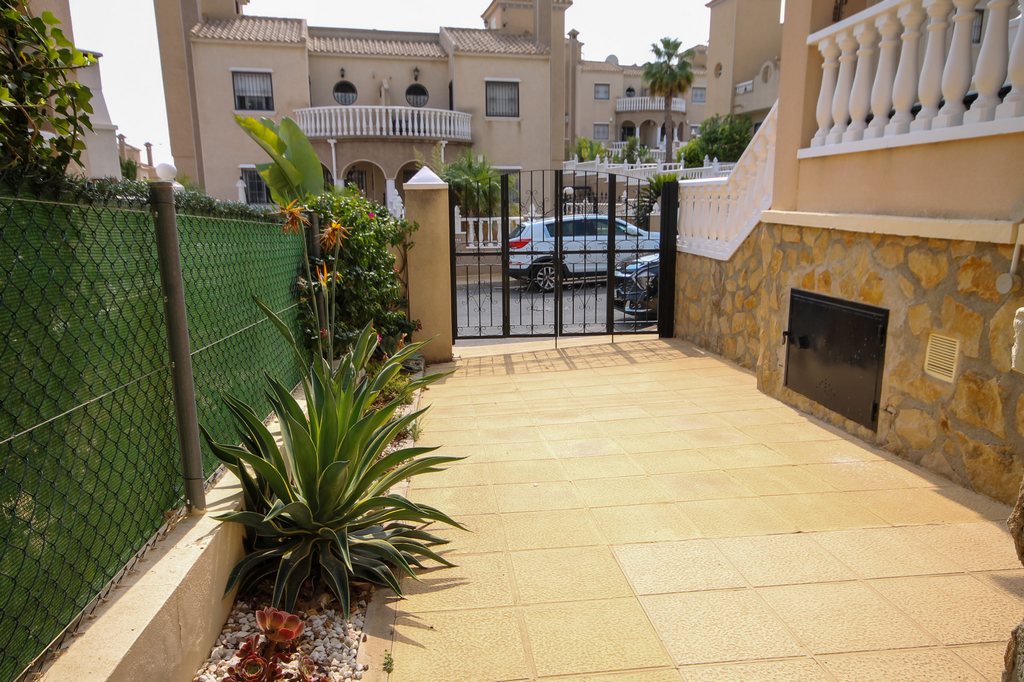 For Sale - Beautifully presented 3 bed villa with communal pool -  - Alicante