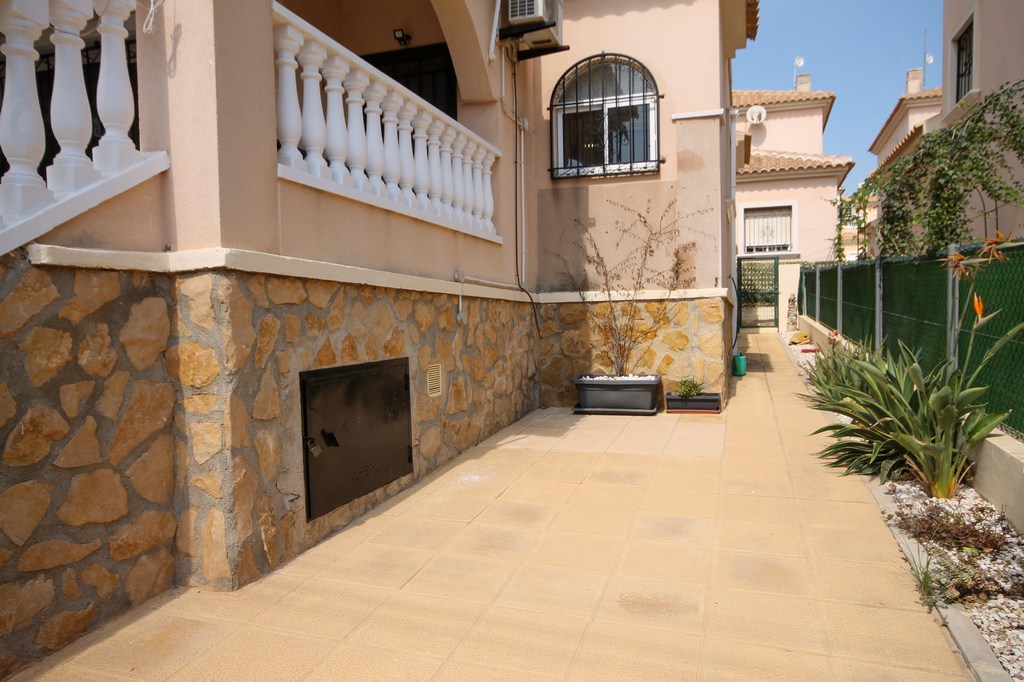 For Sale - Beautifully presented 3 bed villa with communal pool -  - Alicante
