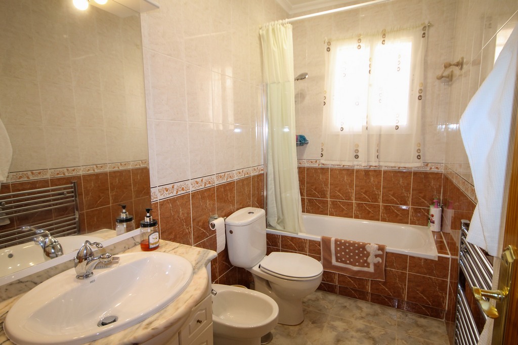 For Sale - Beautifully presented 3 bed villa with communal pool -  - Alicante