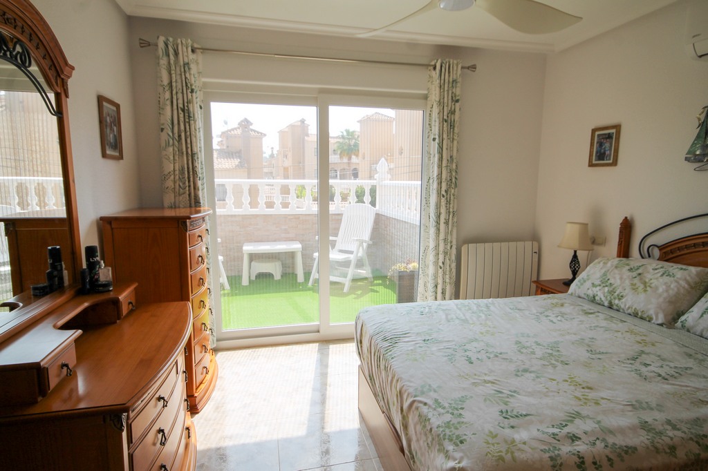 For Sale - Beautifully presented 3 bed villa with communal pool -  - Alicante