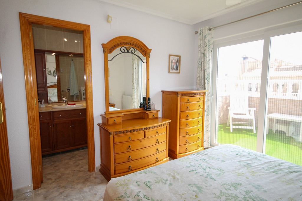 For Sale - Beautifully presented 3 bed villa with communal pool -  - Alicante