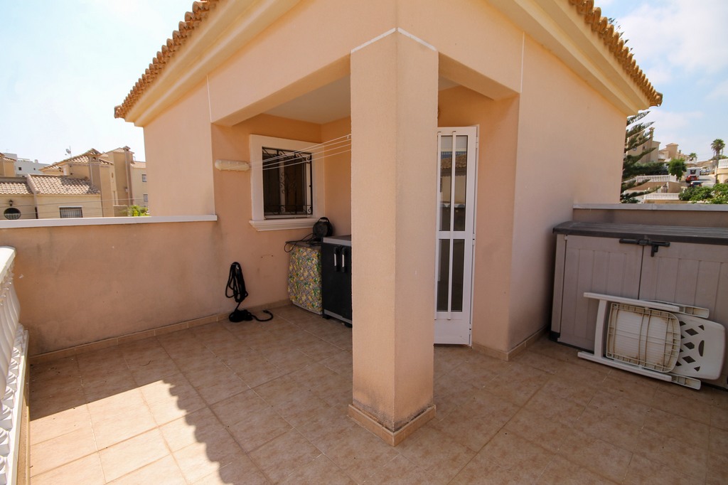 For Sale - Beautifully presented 3 bed villa with communal pool -  - Alicante