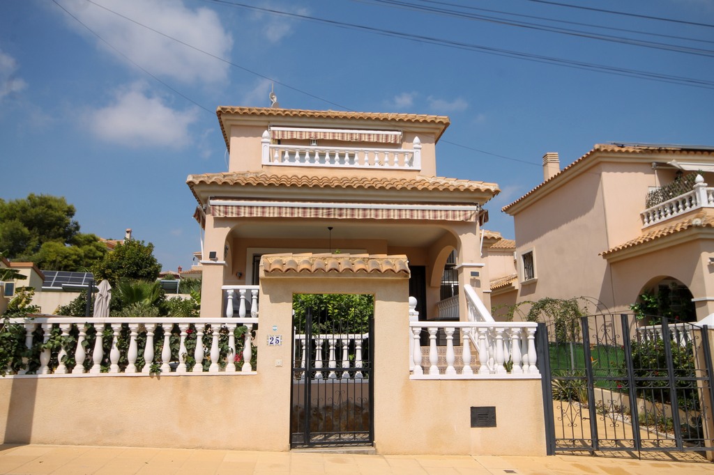 For Sale - Beautifully presented 3 bed villa with communal pool -  - Alicante