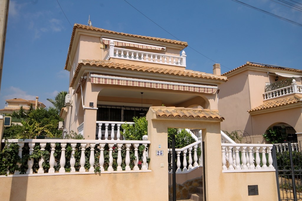 Beautifully presented 3 bed villa with communal pool