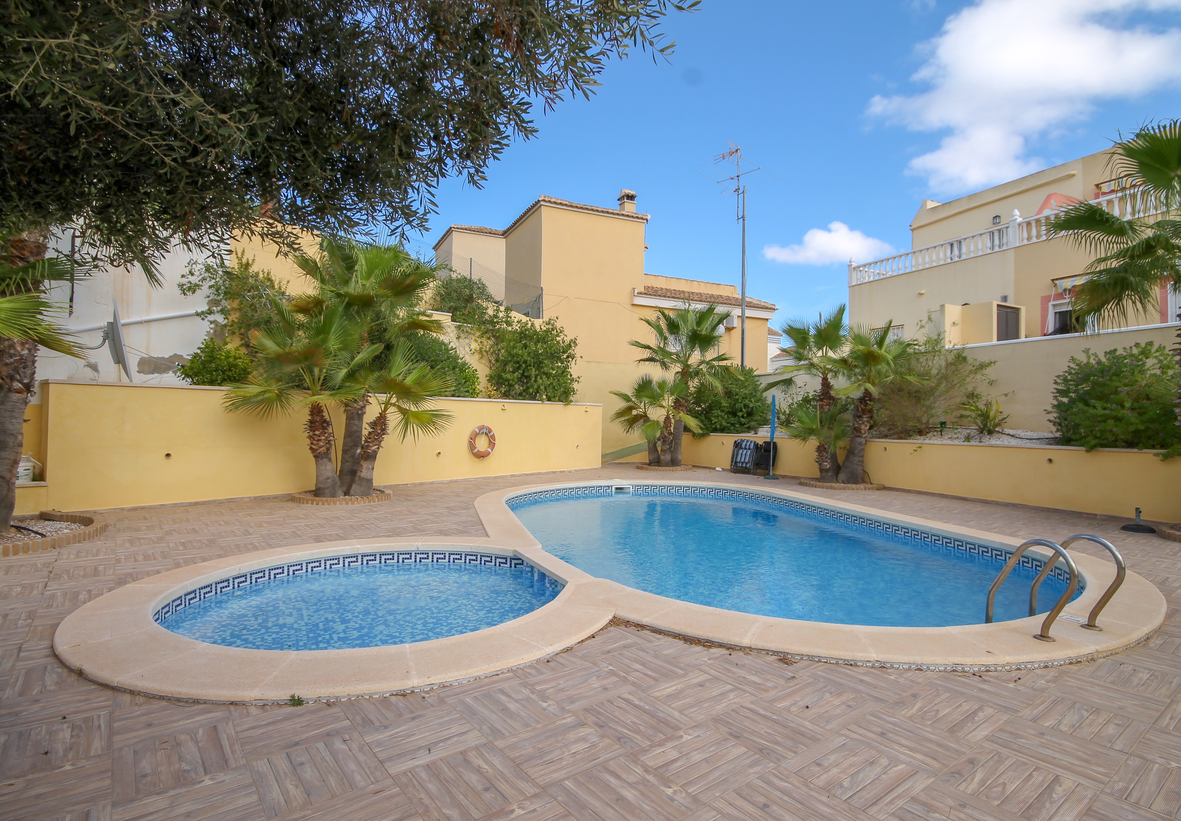 For Sale - Beautifully presented 3 bed villa with communal pool -  - Alicante