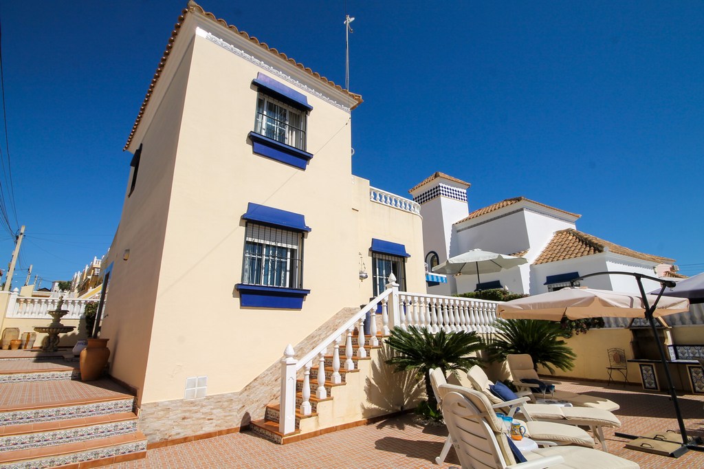 For Sale - Beautifully presented 3 bed villa with communal pool -  - Alicante