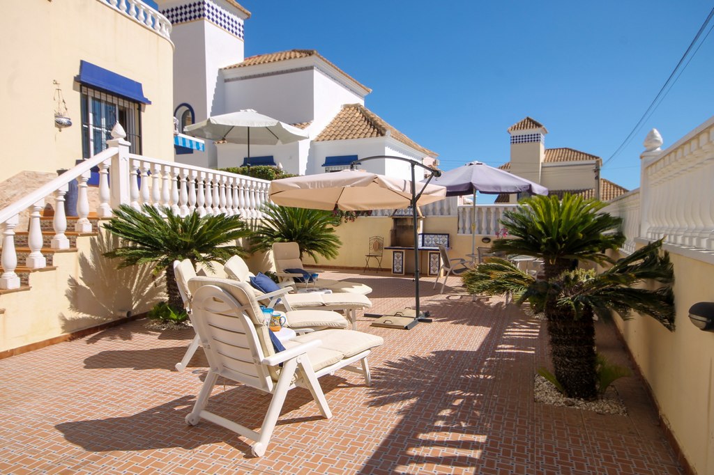 For Sale - Beautifully presented 3 bed villa with communal pool -  - Alicante
