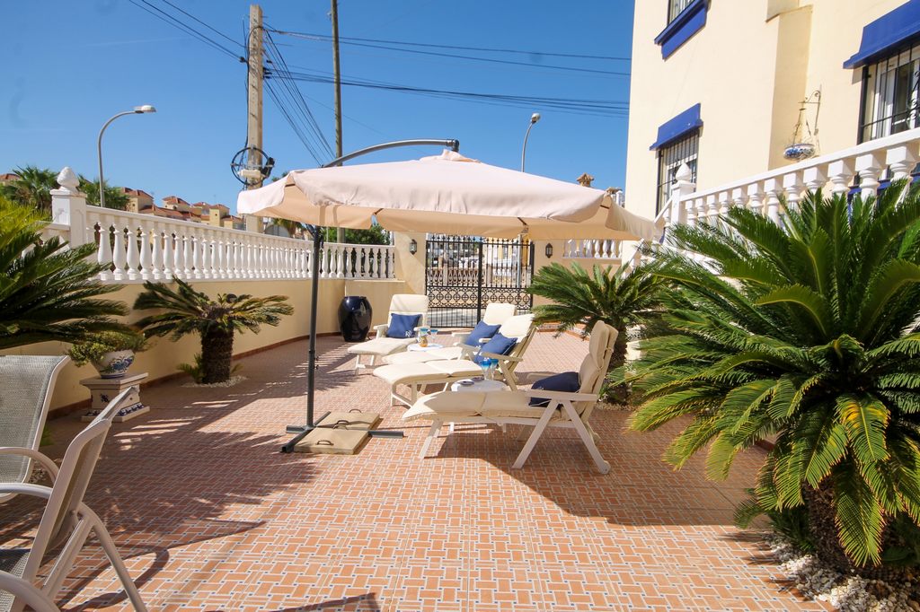 For Sale - Beautifully presented 3 bed villa with communal pool -  - Alicante
