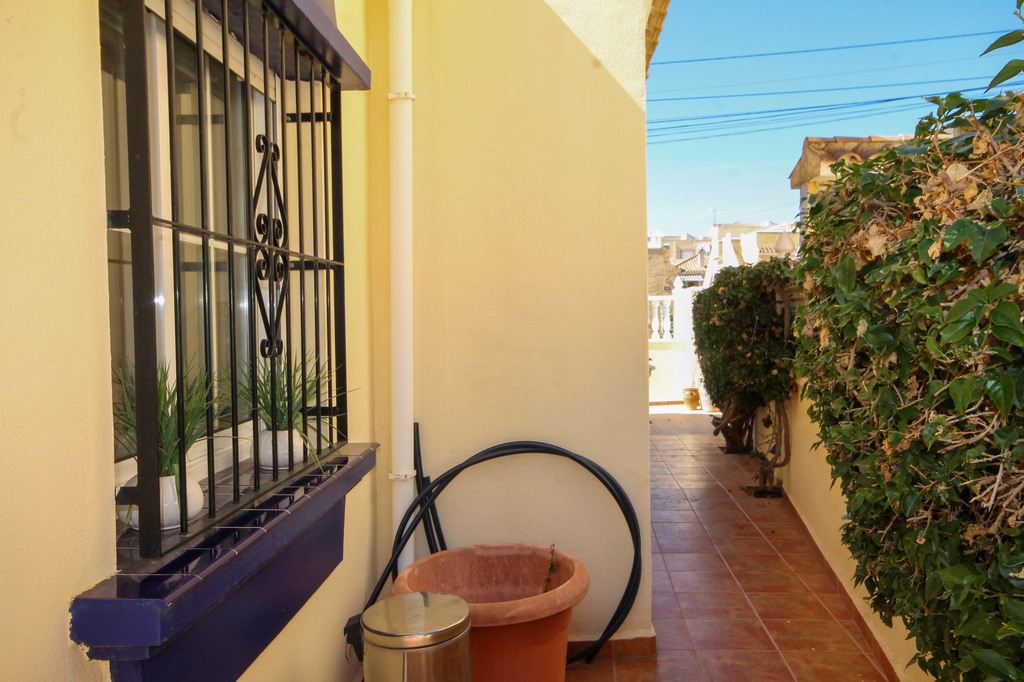 For Sale - Beautifully presented 3 bed villa with communal pool -  - Alicante