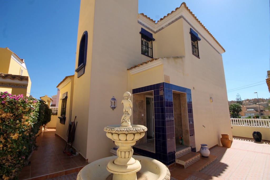 For Sale - Beautifully presented 3 bed villa with communal pool -  - Alicante