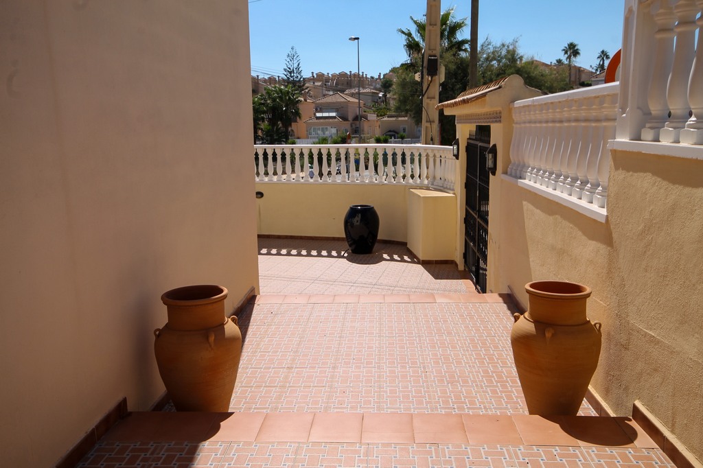 For Sale - Beautifully presented 3 bed villa with communal pool -  - Alicante