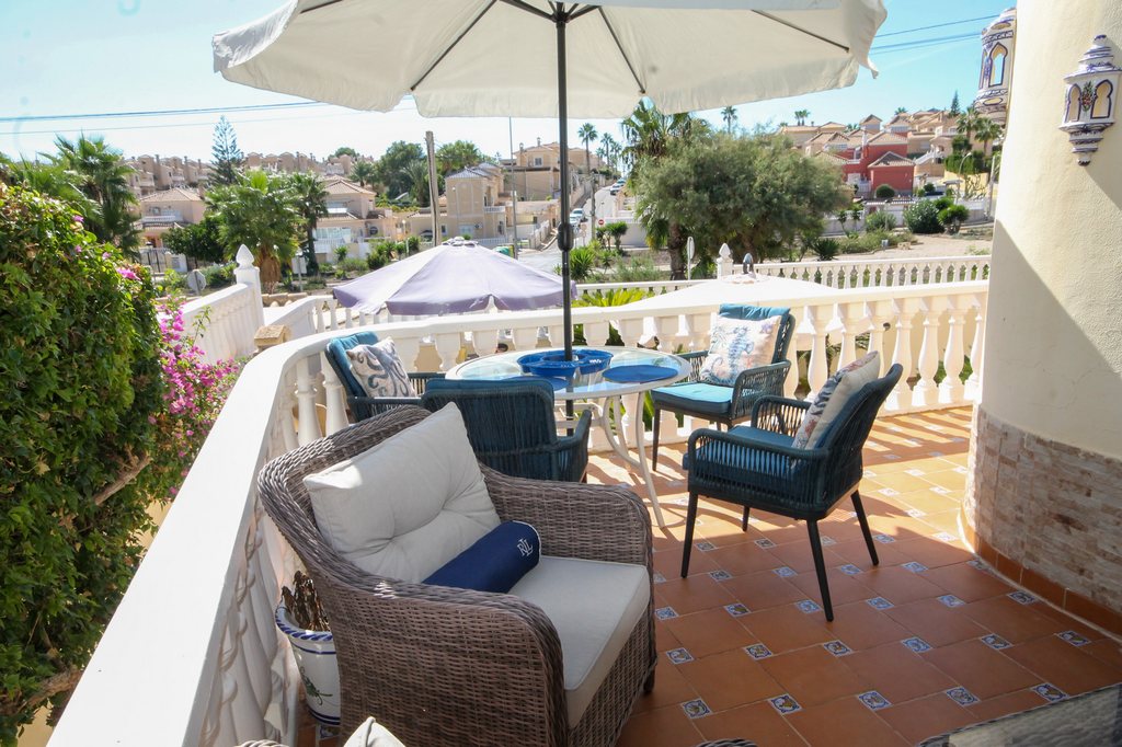 For Sale - Beautifully presented 3 bed villa with communal pool -  - Alicante