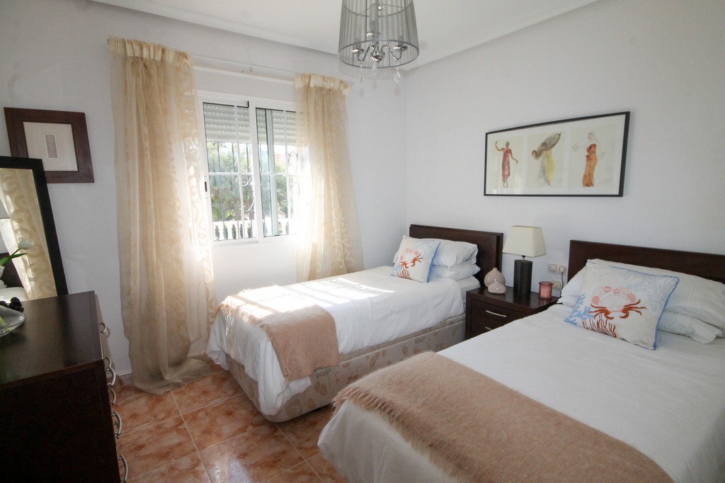 For Sale - Beautifully presented 3 bed villa with communal pool -  - Alicante