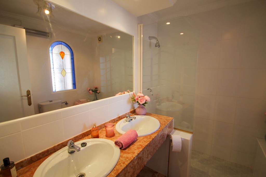 For Sale - Beautifully presented 3 bed villa with communal pool -  - Alicante