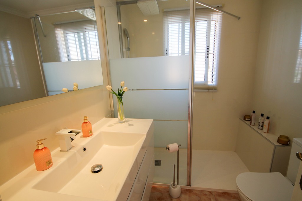For Sale - Beautifully presented 3 bed villa with communal pool -  - Alicante