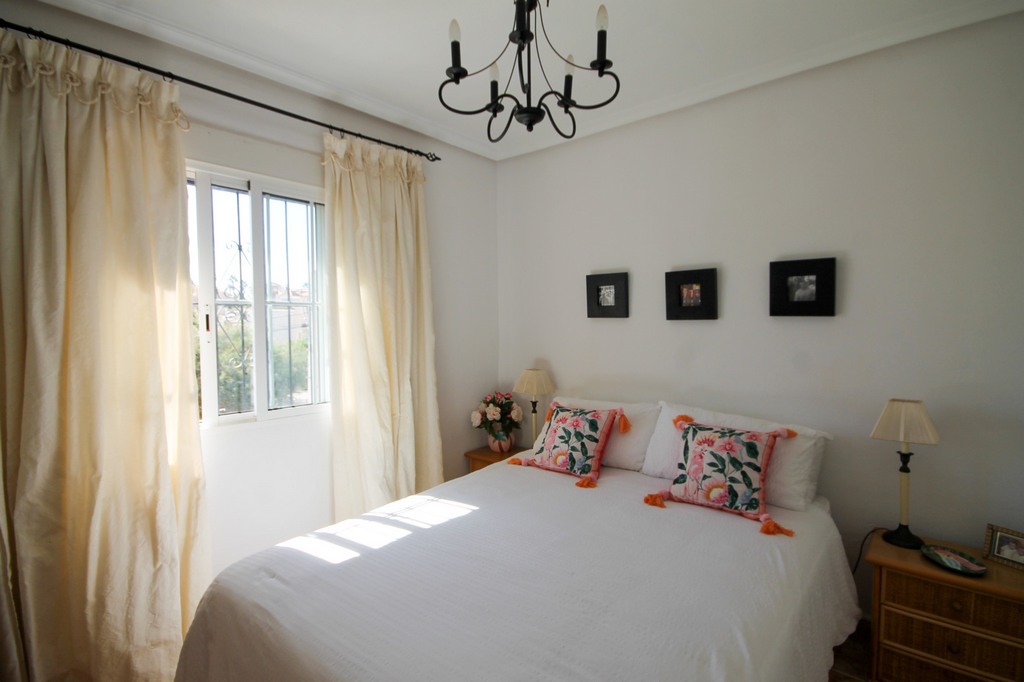 For Sale - Beautifully presented 3 bed villa with communal pool -  - Alicante