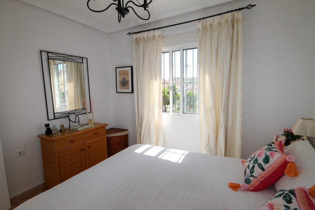 For Sale - Beautifully presented 3 bed villa with communal pool -  - Alicante