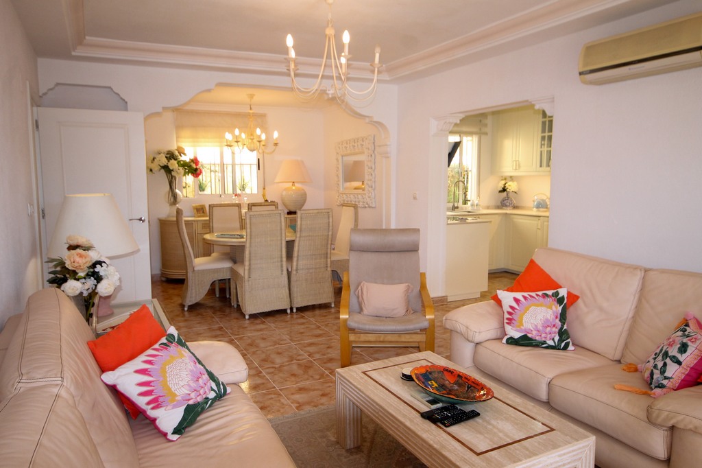 For Sale - Beautifully presented 3 bed villa with communal pool -  - Alicante