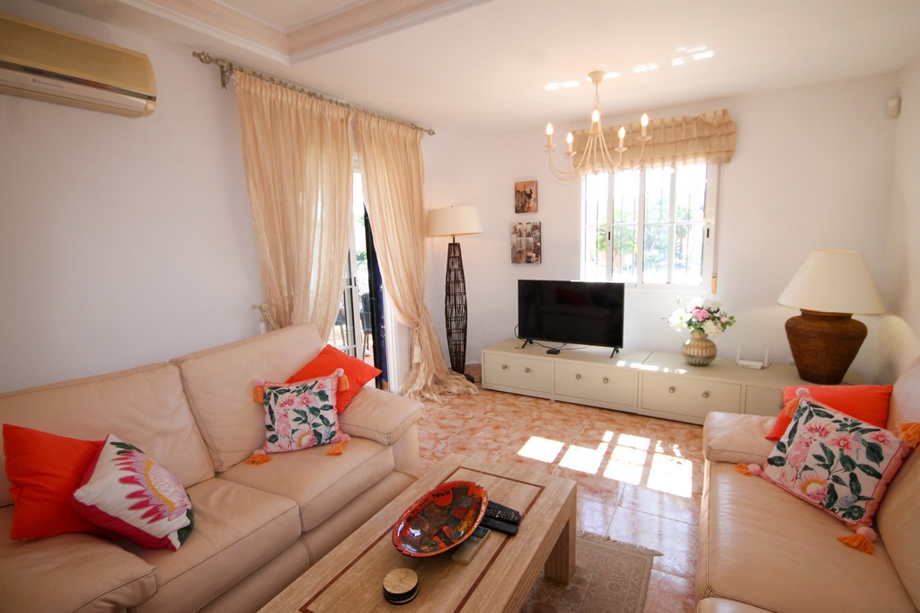 For Sale - Beautifully presented 3 bed villa with communal pool -  - Alicante