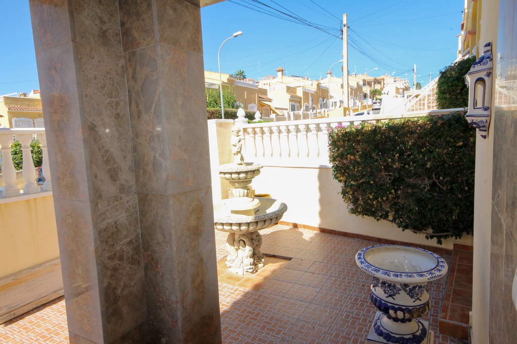 For Sale - Beautifully presented 3 bed villa with communal pool -  - Alicante