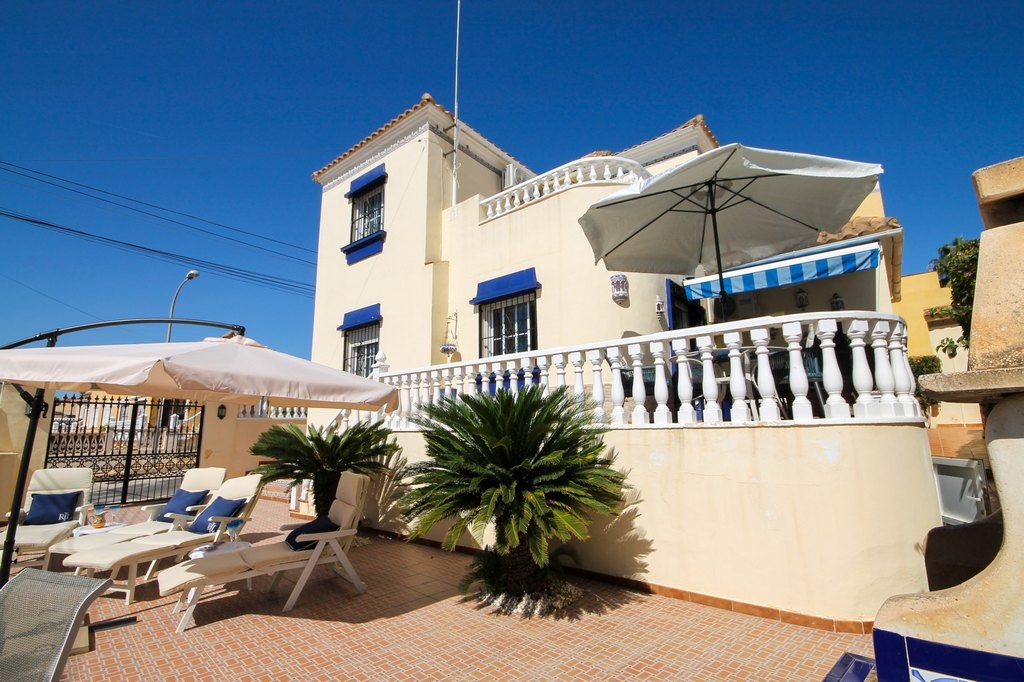 Beautifully presented 3 bed villa with communal pool