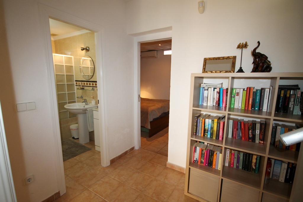 For Sale - Beautifully presented 4 bedroom villa with communal pool -  - Alicante