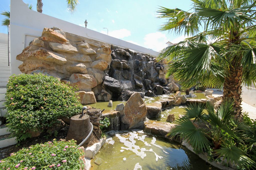 For Sale - Well presented 2 bed, 2.5 bath mid terrace with communal pools -  - 