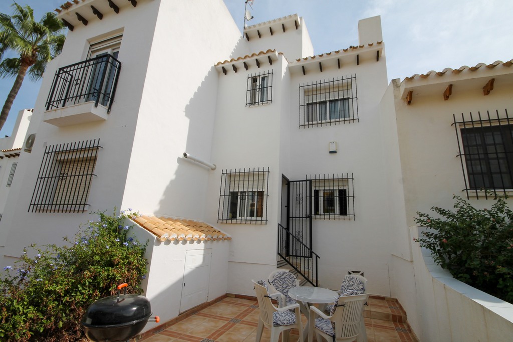 For Sale - Well presented 2 bed, 2.5 bath mid terrace with communal pools -  - 
