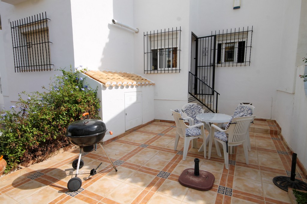 For Sale - Well presented 2 bed, 2.5 bath mid terrace with communal pools -  - 