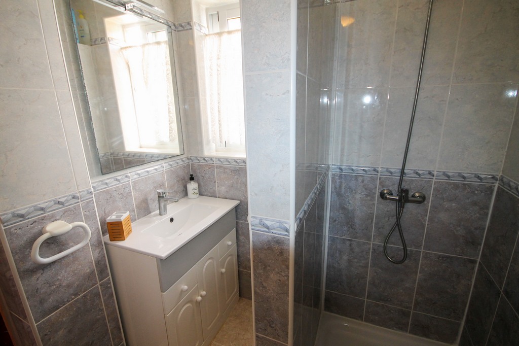 For Sale - Well presented 2 bed, 2.5 bath mid terrace with communal pools -  - 