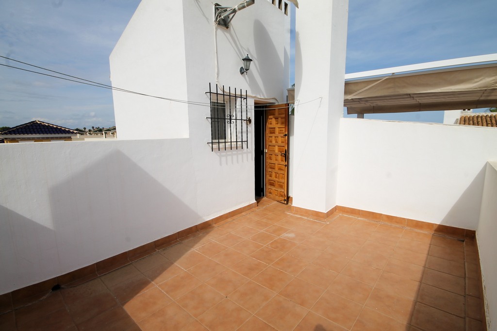 For Sale - Well presented 2 bed, 2.5 bath mid terrace with communal pools -  - 