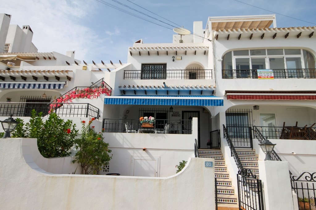 Well presented 2 bed, 2.5 bath mid terrace with communal pools