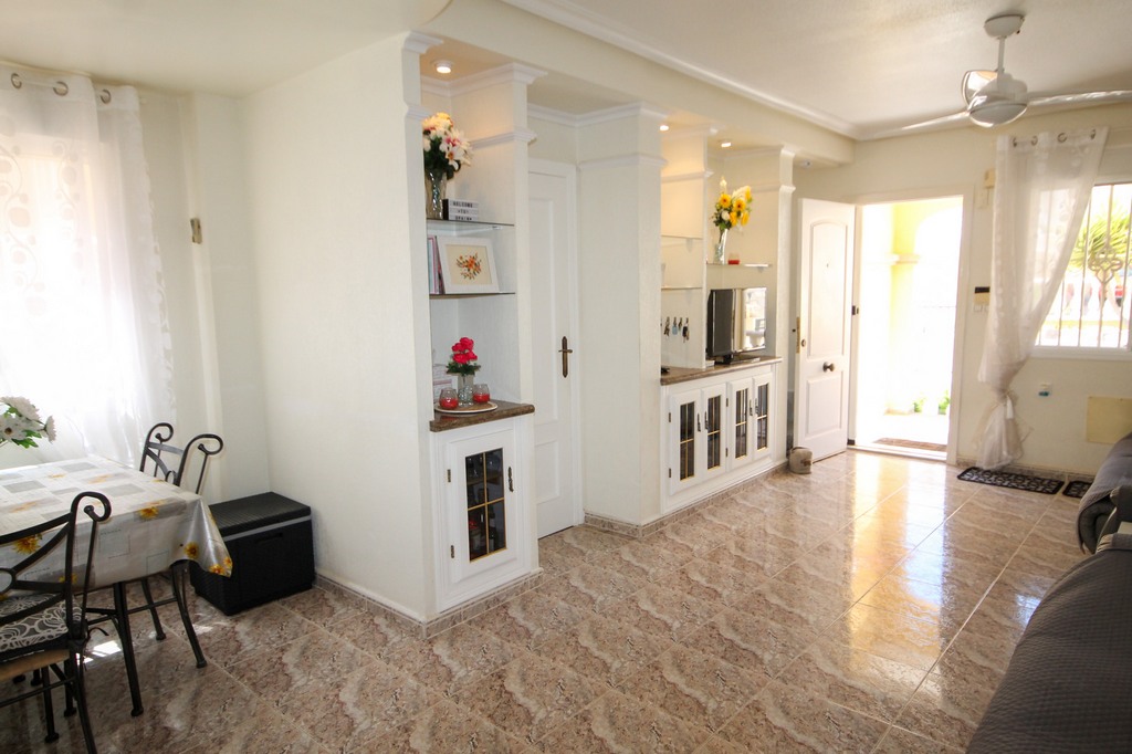 For Sale - Well presented 3 bedroom house with large corner plot -  - Alicante