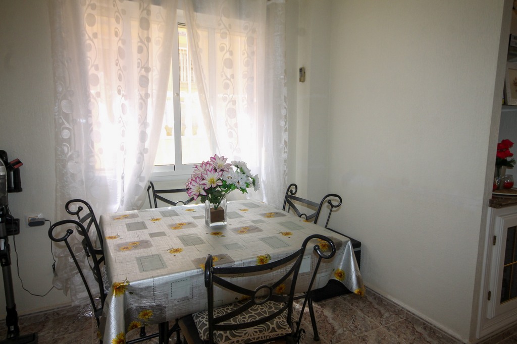For Sale - Well presented 3 bedroom house with large corner plot -  - Alicante