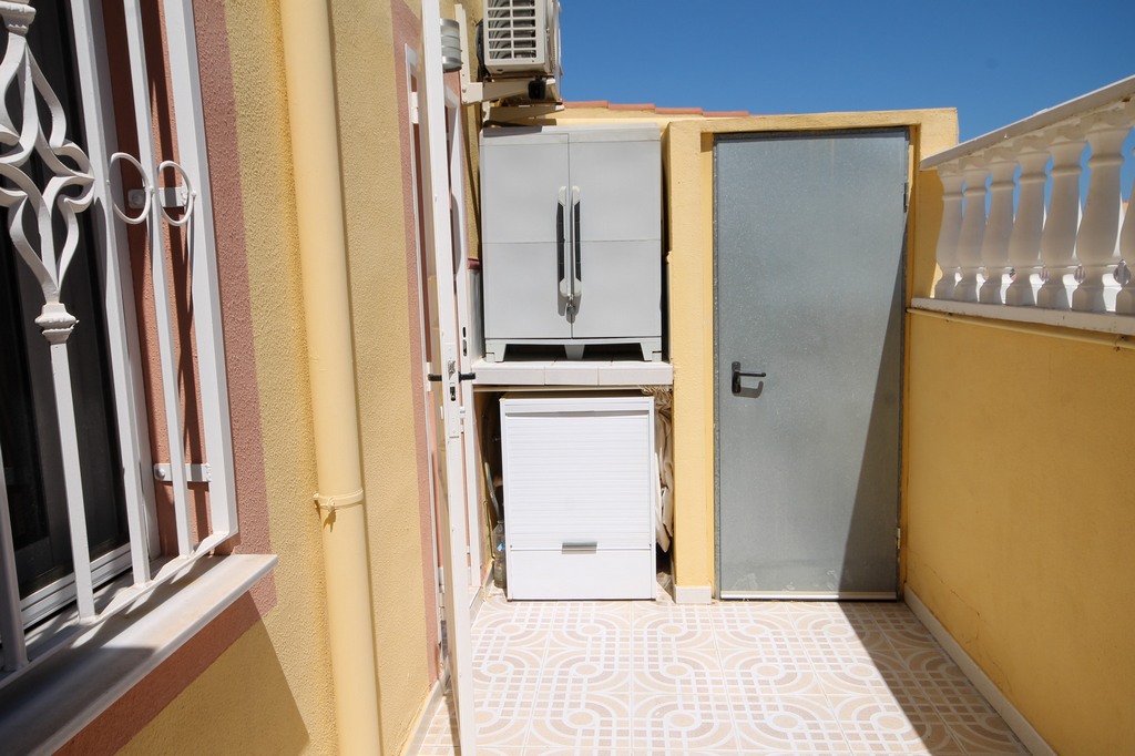 For Sale - Well presented 3 bedroom house with large corner plot -  - Alicante