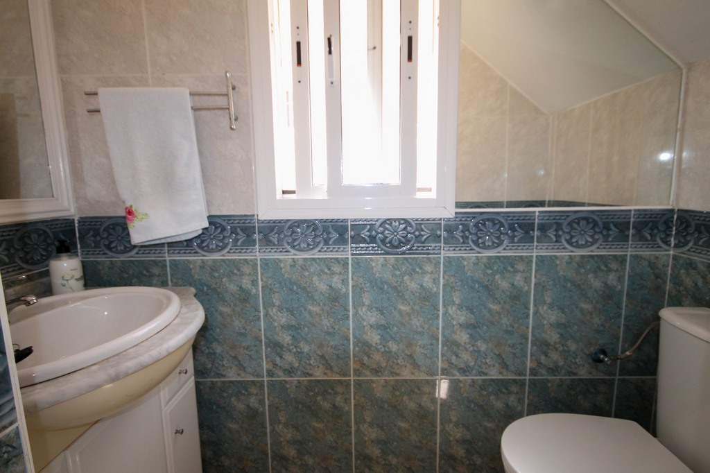 For Sale - Well presented 3 bedroom house with large corner plot -  - Alicante