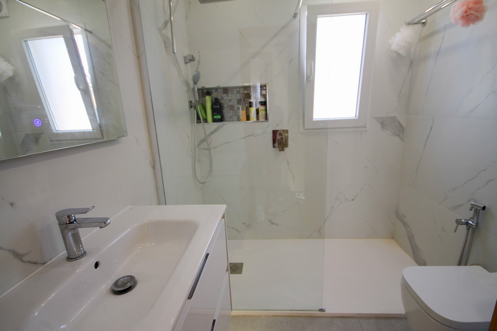 For Sale - Well presented 3 bedroom house with large corner plot -  - Alicante