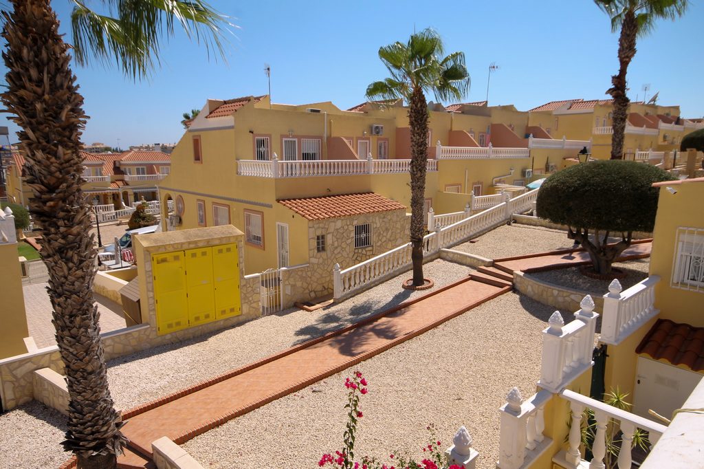For Sale - Well presented 3 bedroom house with large corner plot -  - Alicante