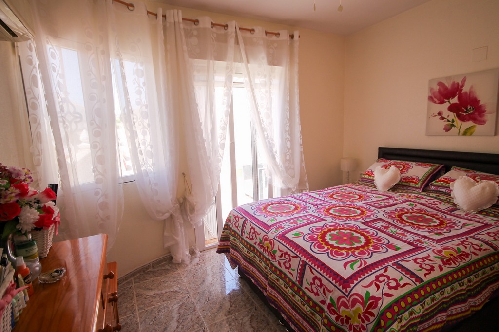 For Sale - Well presented 3 bedroom house with large corner plot -  - Alicante