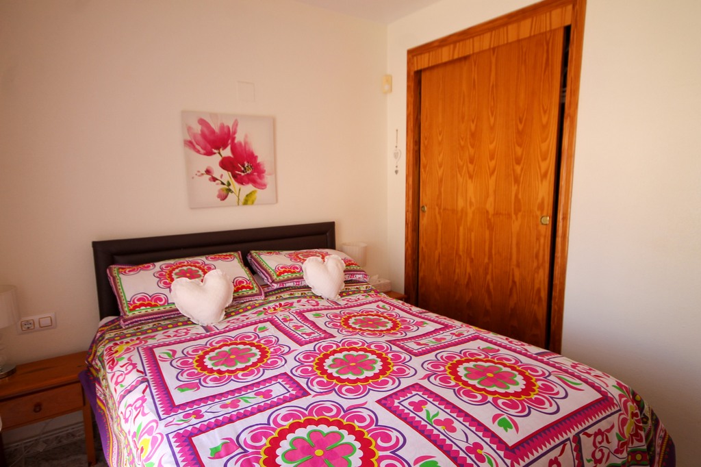 For Sale - Well presented 3 bedroom house with large corner plot -  - Alicante