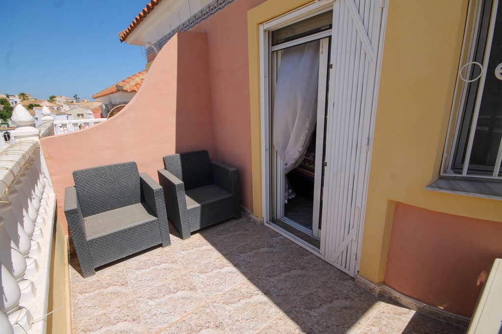 For Sale - Well presented 3 bedroom house with large corner plot -  - Alicante