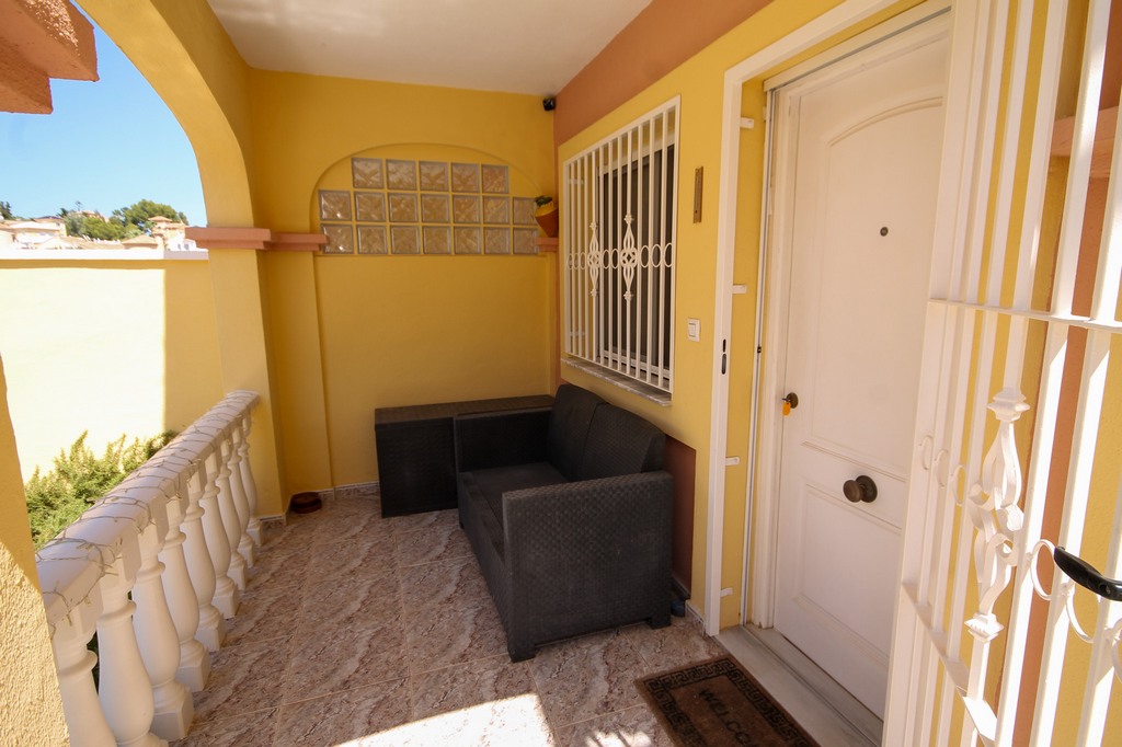 For Sale - Well presented 3 bedroom house with large corner plot -  - Alicante