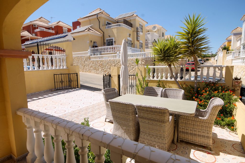 For Sale - Well presented 3 bedroom house with large corner plot -  - Alicante