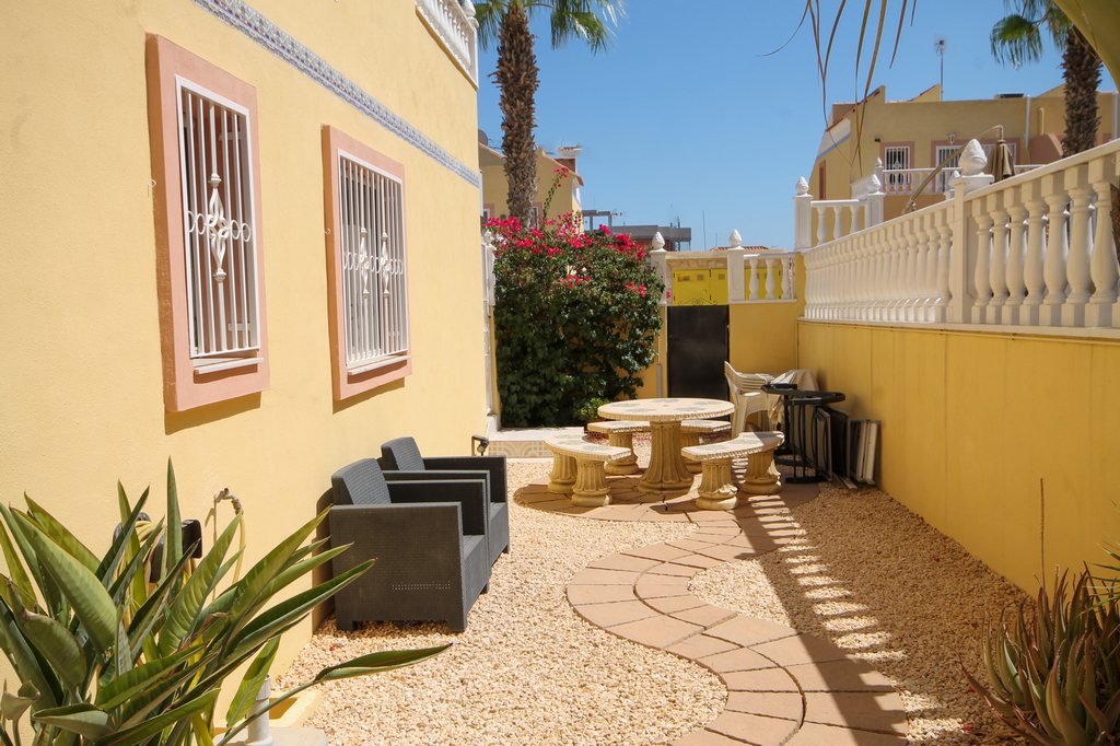 For Sale - Well presented 3 bedroom house with large corner plot -  - Alicante