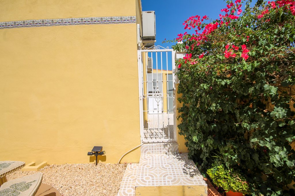 For Sale - Well presented 3 bedroom house with large corner plot -  - Alicante