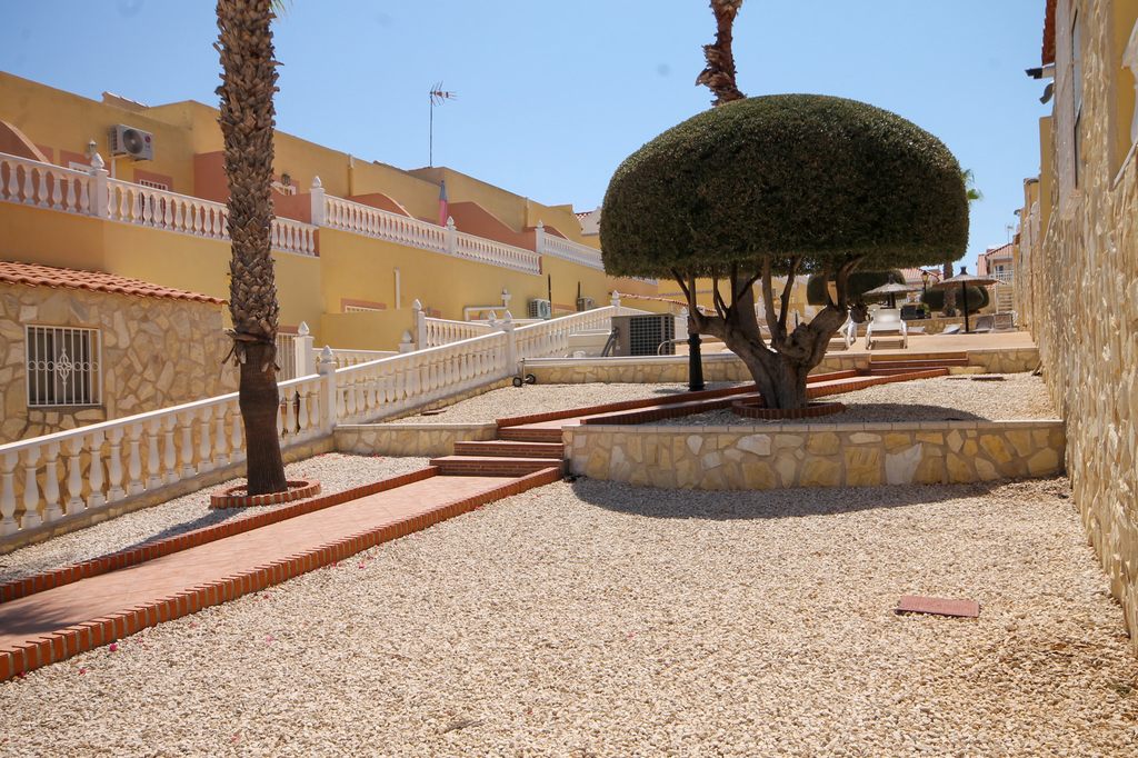 For Sale - Well presented 3 bedroom house with large corner plot -  - Alicante