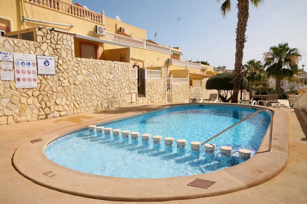 For Sale - Well presented 3 bedroom house with large corner plot -  - Alicante
