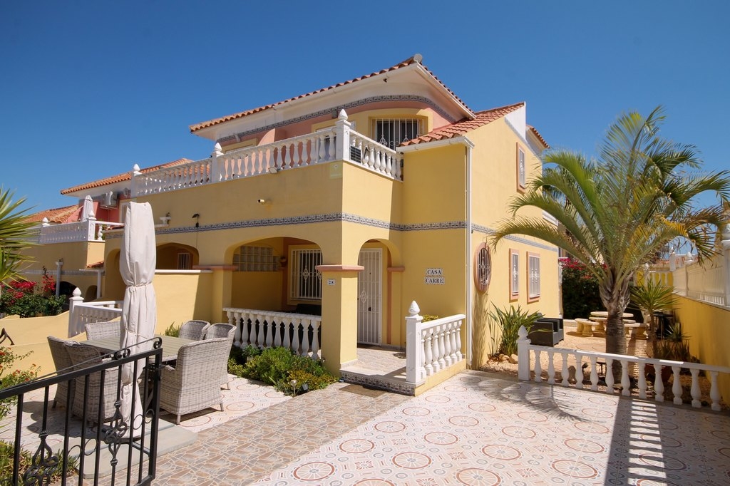 Well presented 3 bedroom house with large corner plot